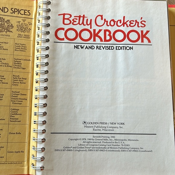 VTG 80s Betty Crocker's Cookbook Hardback Spiral Bound Color Photos 1982 Edition - Picture 5 of 11